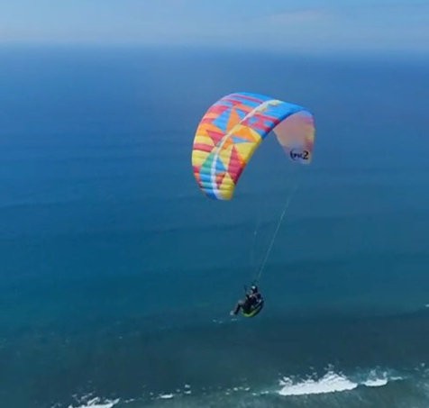 Dagmar de Haan beim Gleitschirmfliegen